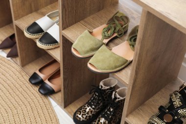 İçerideki ve yukarıdaki raflarda farklı ayakkabılar var.