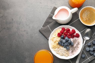 Sağlıklı kahvaltı. Fındıklı yulaf ezmesi, böğürtlen, yoğurt, chia tohumu, kahve ve portakal suyu gri desenli masa, düz yatak. Metin için boşluk