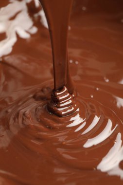 Lezzetli erimiş çikolata aşağı akıyor, yakın çekim manzarası.