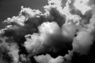 Bulutlu gökyüzü. Siyah ve beyaz tonlama