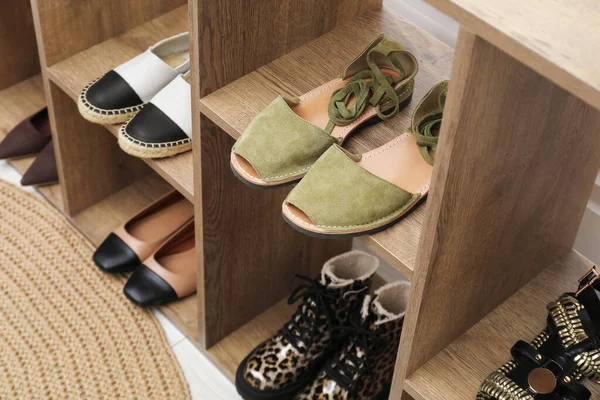 İçerideki ve yukarıdaki raflarda farklı ayakkabılar var.