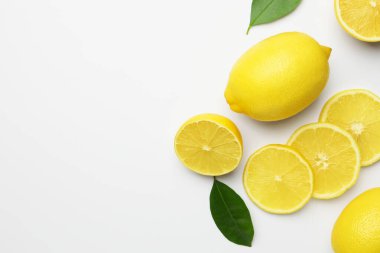 Taze limon ve yapraklar beyaz arka planda, düz yerde. Metin için boşluk