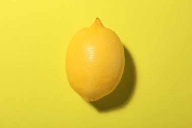 Sarı arka planda taze limon, üst manzara.