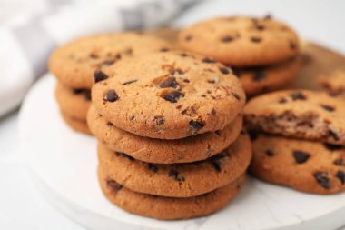 Lezzetli çikolatalı kurabiyeler masada, yakın plan.