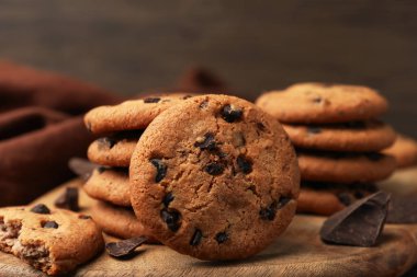 Lezzetli çikolatalı kurabiyeler masada, yakın plan.