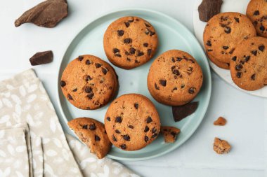 Işık masasında nefis çikolatalı kurabiyeler.