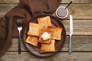 Tahta masada kızarmış ekmek, tereyağı ve reçel.