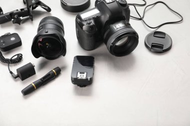 Işıklı arka planda farklı profesyonel fotoğrafçıların ekipmanları