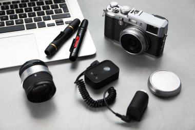 Işıklı arka planda farklı profesyonel fotoğrafçıların ekipmanları