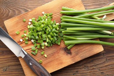 Tahta masada yeşil soğan ve bıçak kes.