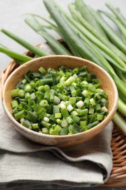 Masada taze taze soğan var, yakın plan.