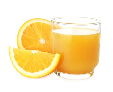 Bardakta taze portakal suyu ve beyaz üzerine izole edilmiş meyve dilimleri.