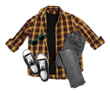 Şık çocuk kıyafetleri, ayakkabıları ve güneş gözlükleri beyaz, üst görünümde izole.