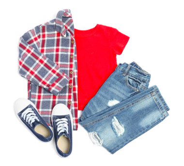 Şık çocuk kıyafetleri ve ayakkabıları beyaz, üst görünümde izole.