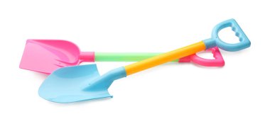 Beyaza izole edilmiş parlak plastik kürekler. Çocukların plaj oyuncakları.