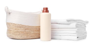 Çamaşır sepeti, havlular ve beyaza izole edilmiş bir şişe deterjan.