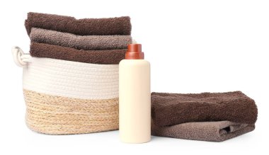 Çamaşır sepeti, havlular ve beyaza izole edilmiş bir şişe deterjan.