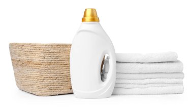 Çamaşır sepeti, havlular ve beyaza izole edilmiş bir şişe deterjan.