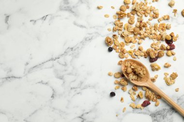 Lezzetli granola ve kaşık beyaz mermer masa, üst manzara. Metin için boşluk