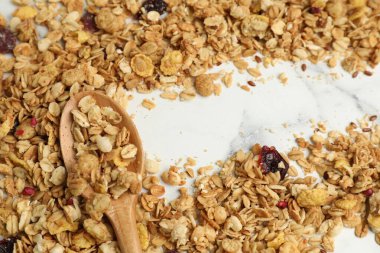 Lezzetli granola ve kaşık beyaz mermer masa, üst manzara. Metin için boşluk