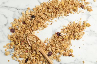 Lezzetli granola ve kaşık beyaz mermer masa, üst manzara