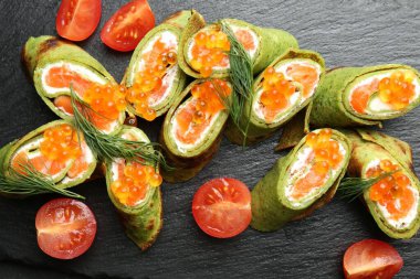 Somonlu, krem peynirli, kırmızı havyarlı, domatesli ve dereotlu ıspanaklı krep.