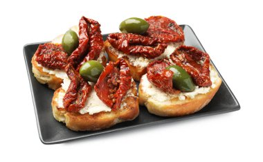 Krem peynirli lezzetli bruschettalar, güneşte kurutulmuş domatesler ve beyaz üzerine izole edilmiş yeşil zeytinler.