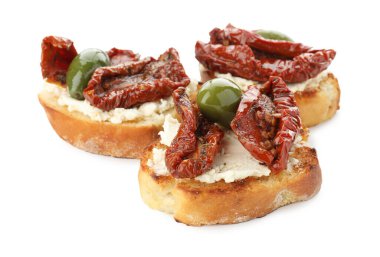 Krem peynirli lezzetli bruschettalar, güneşte kurutulmuş domatesler ve beyaz üzerine izole edilmiş yeşil zeytinler.