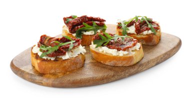 Krem peynirli lezzetli bruschettalar, güneşte kurutulmuş domatesler ve beyaz üzerine izole edilmiş roka.