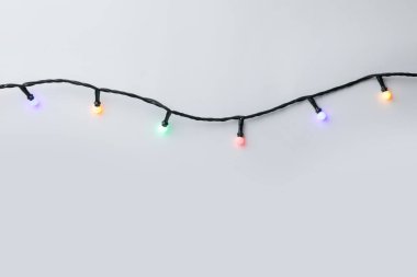 Parlak Noel ışıkları beyaz, üst görünümde izole