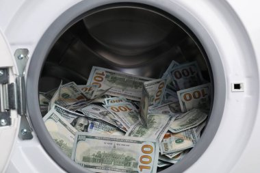 Çamaşır makinesinde bir sürü para, yakın plan.