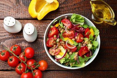 Lezzetli mercimek salatası ve malzemeler ahşap masada, düz yerde.