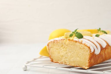 Lezzetli limonlu pasta, taze meyve dilimleri ve nane şekeri, yakın plan. Metin için boşluk