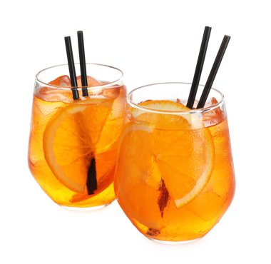 Beyaza izole edilmiş ferahlatıcı spritzer kokteyli bardakları.