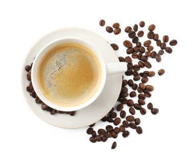 Beyaz arka planda bir fincan aromatik kahve ve kızarmış fasulye.