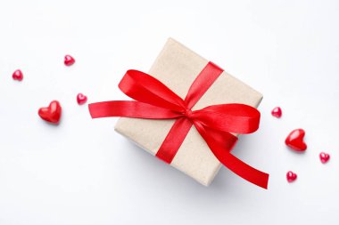 Sevgililer Günü. Güzel bir hediye ve beyaz arka planda dekoratif kalpler.