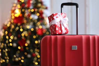 Bulanık ışıklara karşı evde hediye paketi, yakın çekim. Noel tatili