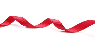 Güzel bir kırmızı kurdele beyaz üzerine izole edilmiş.