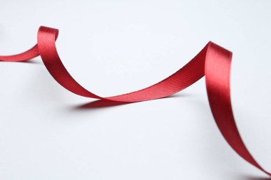 Işık arkaplanda güzel kırmızı kurdele, yakın plan