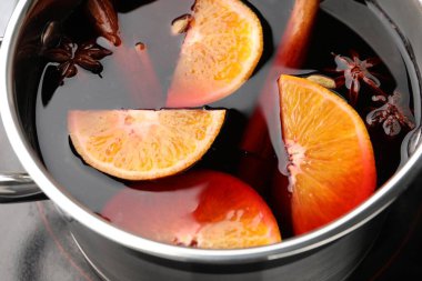 Ocakta pişen lezzetli şaraplar, yakın plan.