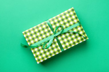Yeşil arka planda güzel hediye kutusu, üst manzara