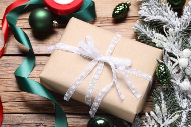 Noel hediyesi ve şenlikli dekor ahşap masada, manzaranın üstünde.