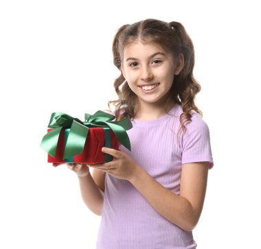 Beyaz arka planda hediye kutusuyla gülümseyen kız