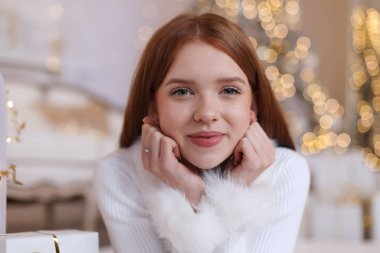 Evdeki bulanık ışıklara karşı güzel genç kız, yakın çekim. Noel atmosferi