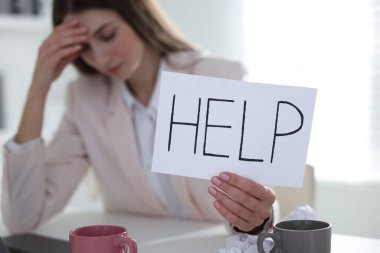 İşaretli kadın. Ofiste yardım, seçici odaklanma.