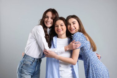 Gri arkaplanda mutlu arkadaşların portresi