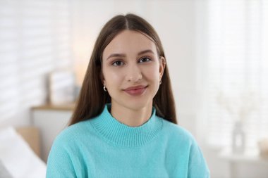 Evdeki mutlu genç kızın portresi.