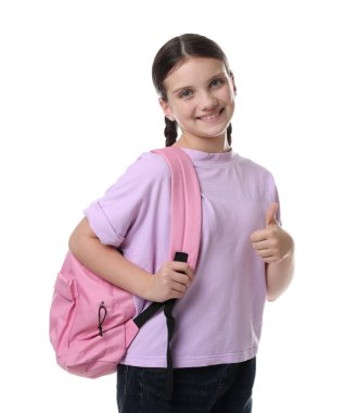 Beyaz arka planda baş parmak gösteren sırt çantalı hoş bir kız.