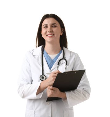 Tıbbi üniformalı doktor. Beyaz arka planda steteskop var.