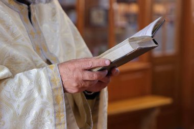 Kilisede İncil 'i olan rahip, yakın plan.